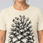 Nahaufnahme des Drucks: Kiefernzapfen – T-Shirt Unisex in Natur, von einer Frau getragen
