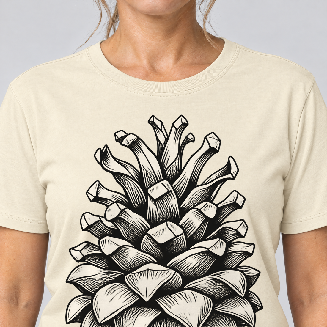 Nahaufnahme des Drucks: Kiefernzapfen – T-Shirt Unisex in Natur, von einer Frau getragen