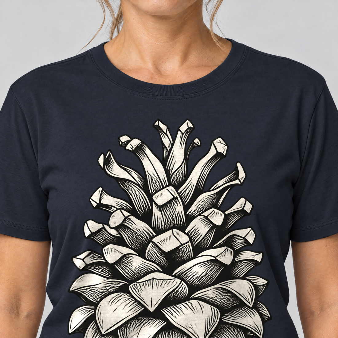 Nahaufnahme des Drucks: Kiefernzapfen – T-Shirt Unisex in Navy, von einer Frau getragen