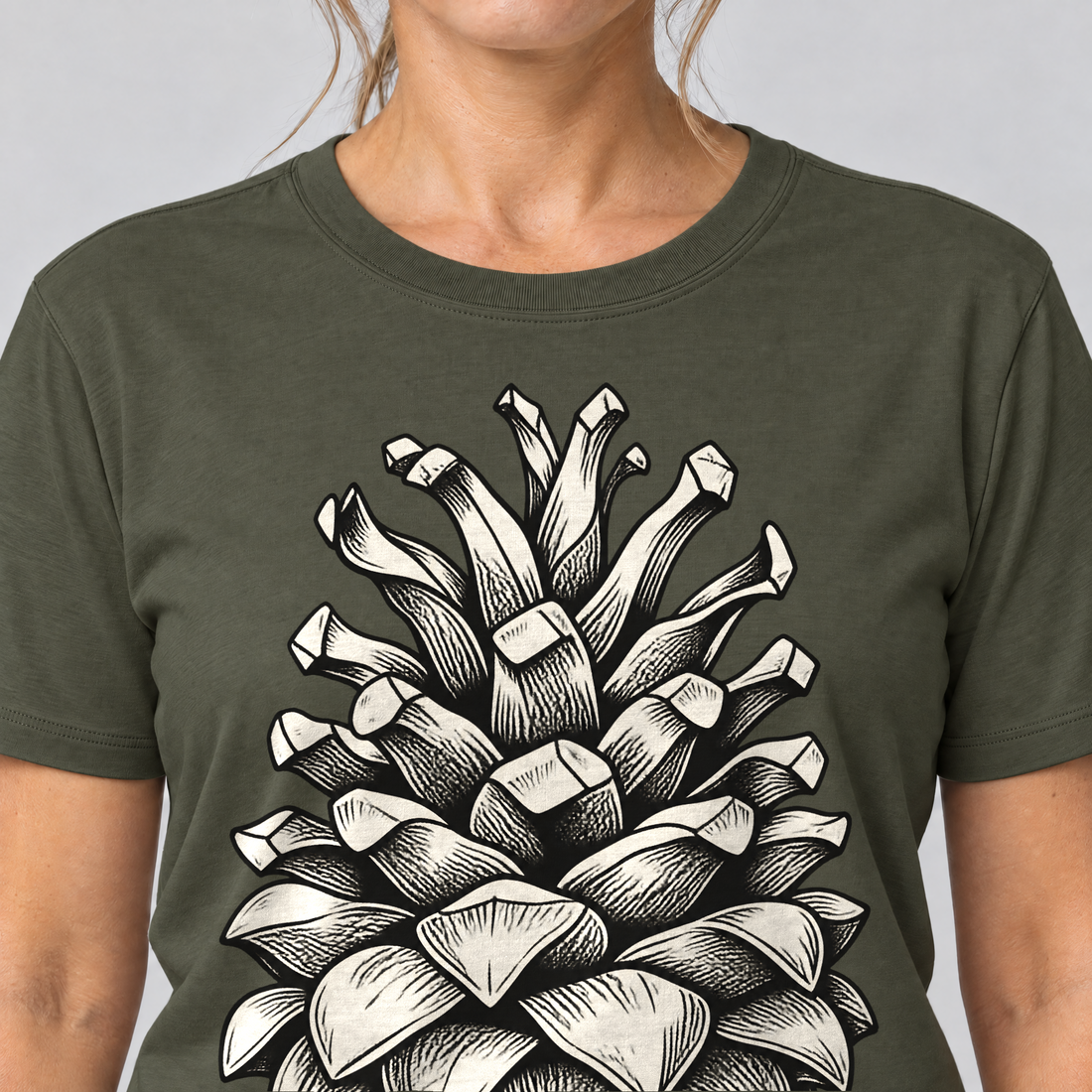 Nahaufnahme des Drucks: Kiefernzapfen – T-Shirt Unisex in Oliv, von einer Frau getragen