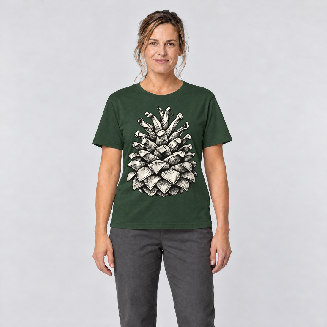 Frau trägt Kiefernzapfen – T-Shirt Unisex in Flaschengrün, Ansicht von vorn
