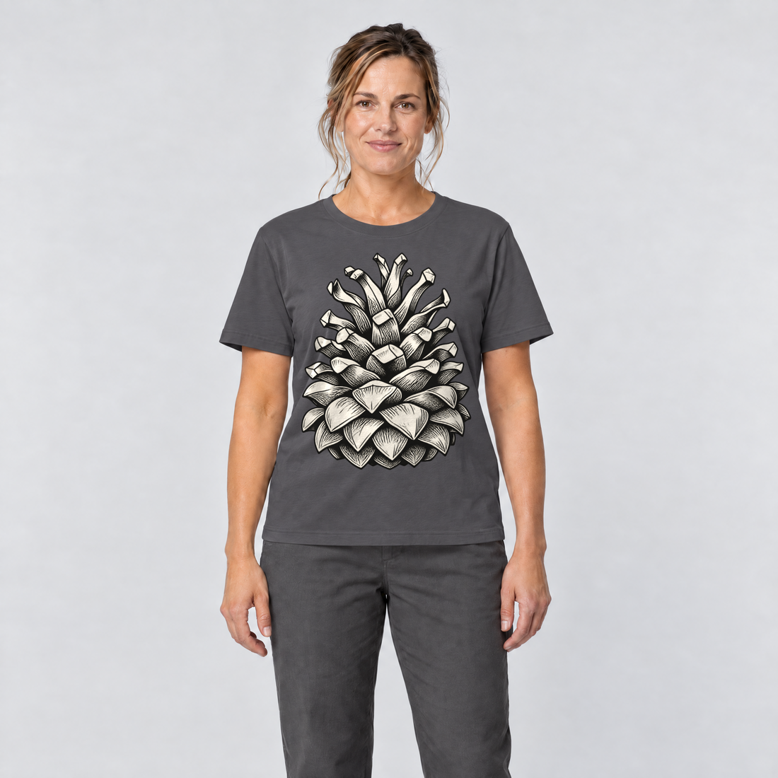 Frau trägt Kiefernzapfen – T-Shirt Unisex in Dunkelgrau, Ansicht von vorn