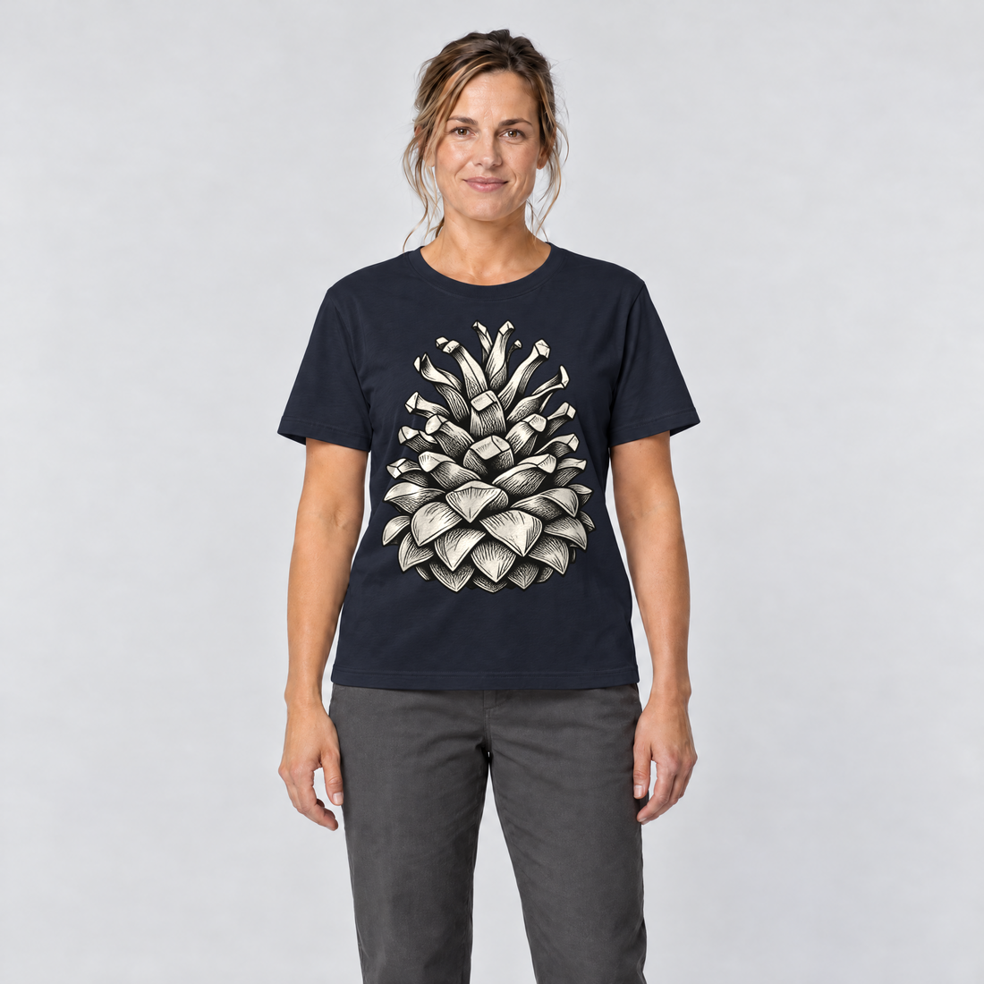 Frau trägt Kiefernzapfen – T-Shirt Unisex in Navy, Ansicht von vorn