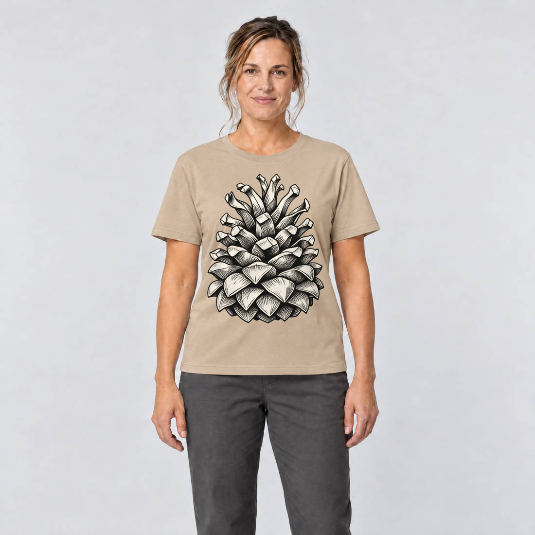 Frau trägt Kiefernzapfen – T-Shirt Unisex in Sand, Ansicht von vorn