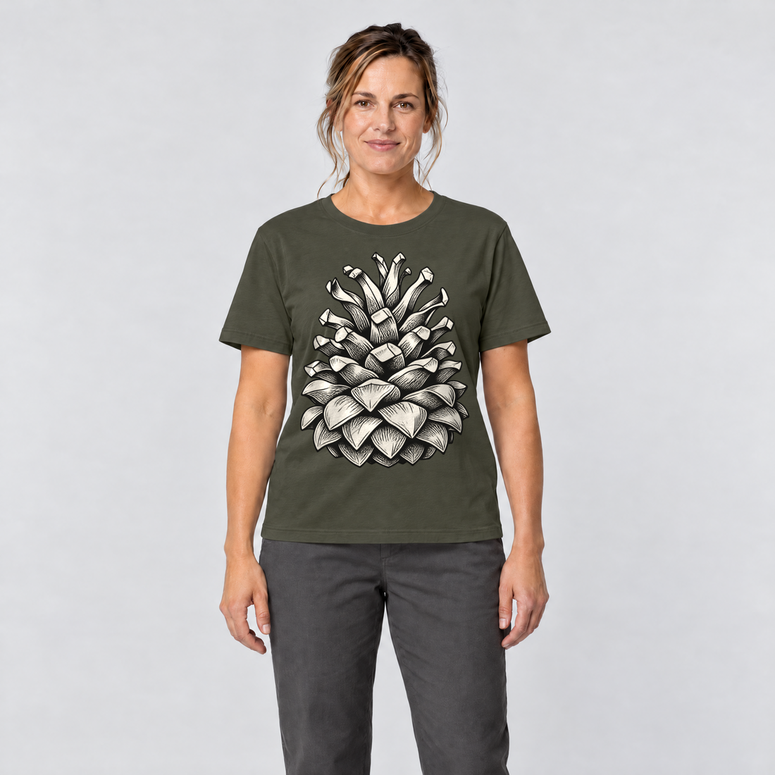 Frau trägt Kiefernzapfen – T-Shirt Unisex in Oliv, Ansicht von vorn