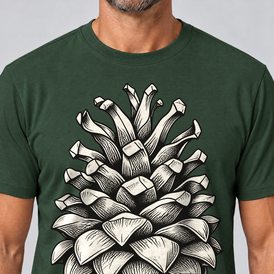Nahaufnahme des Drucks: Kiefernzapfen – T-Shirt Unisex in Flaschengrün, von einem Mann getragen