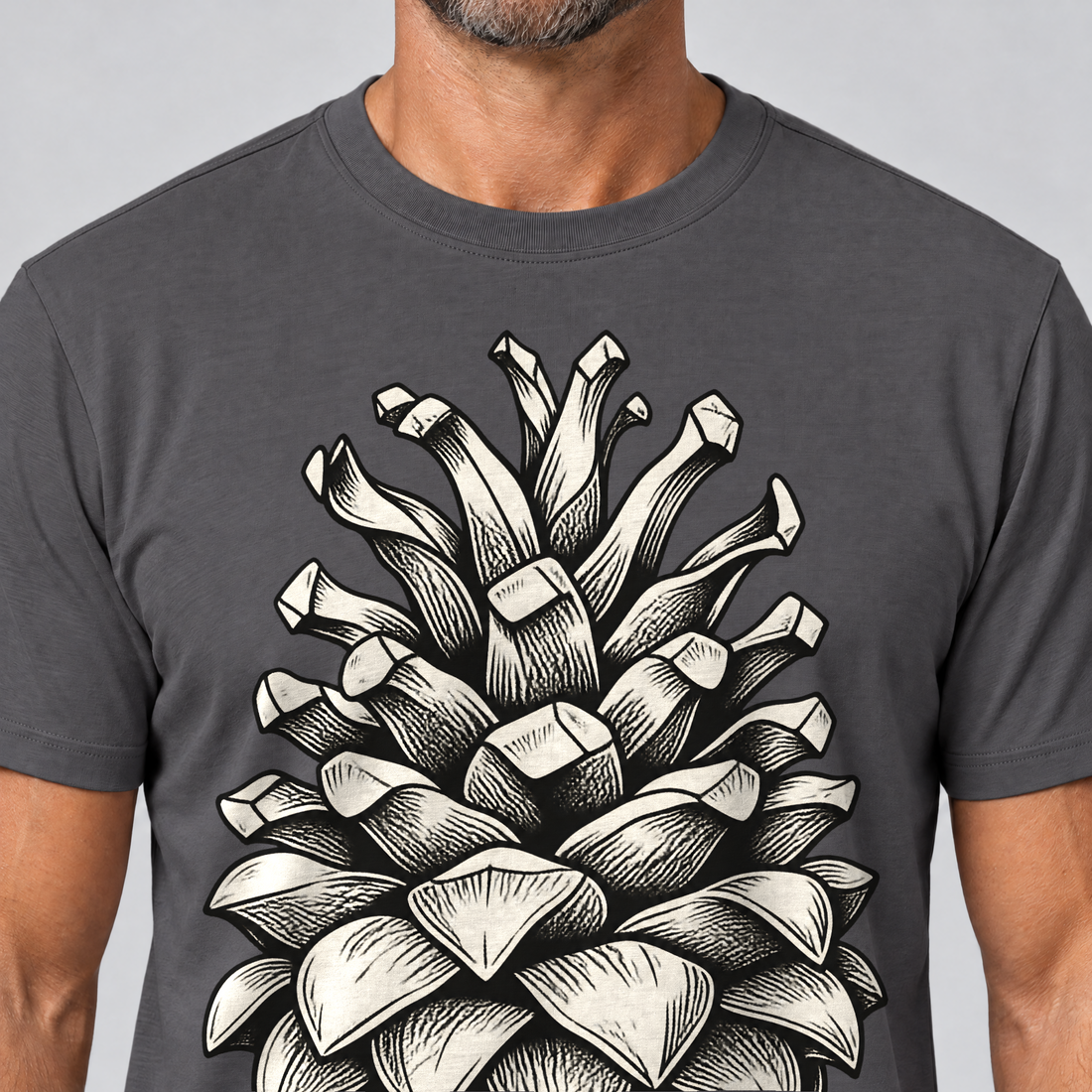 Nahaufnahme des Drucks: Kiefernzapfen – T-Shirt Unisex in Dunkelgrau, von einem Mann getragen