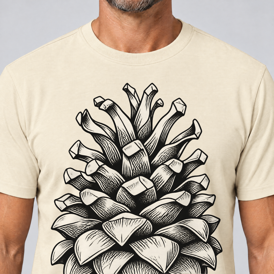 Nahaufnahme des Drucks: Kiefernzapfen – T-Shirt Unisex in Natur, von einem Mann getragen