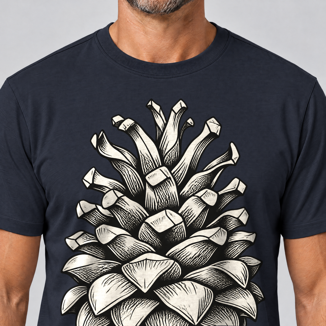 Nahaufnahme des Drucks: Kiefernzapfen – T-Shirt Unisex in Navy, von einem Mann getragen