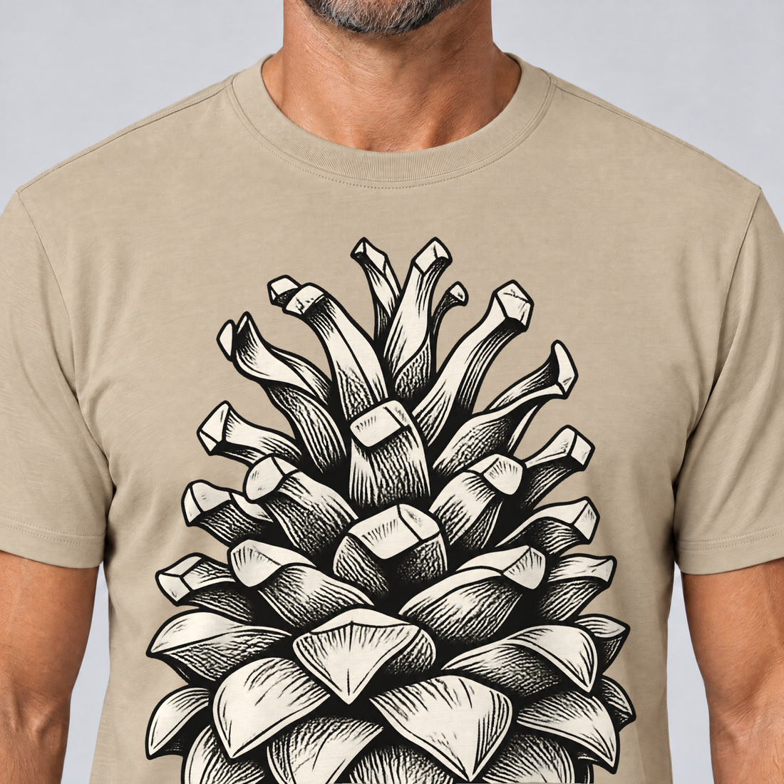 Nahaufnahme des Drucks: Kiefernzapfen – T-Shirt Unisex in Sand, von einem Mann getragen