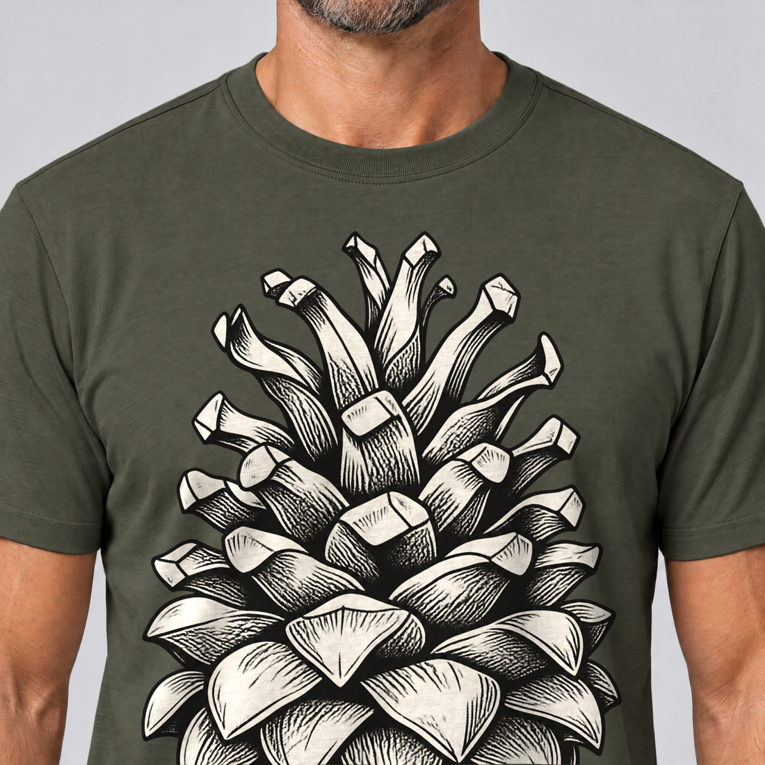 Nahaufnahme des Drucks: Kiefernzapfen – T-Shirt Unisex in Oliv, von einem Mann getragen