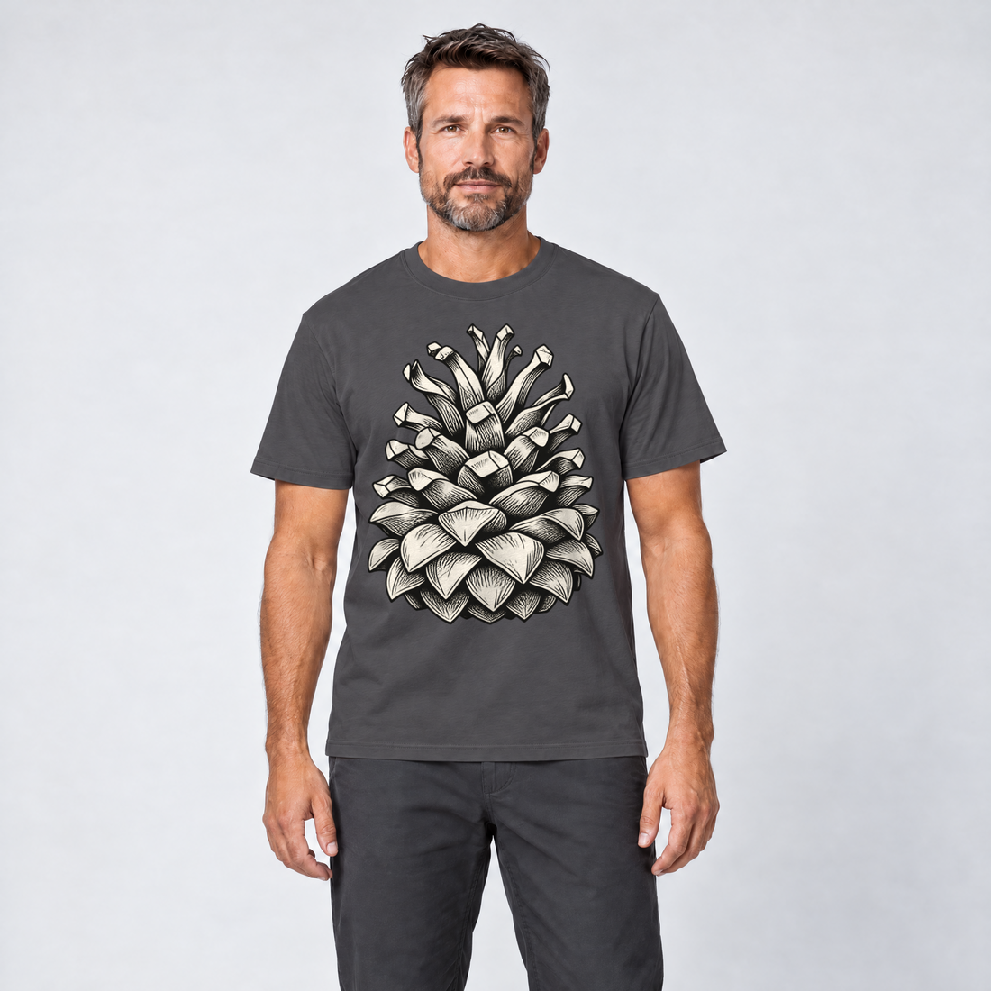 Mann trägt Kiefernzapfen – T-Shirt Unisex in Dunkelgrau, Ansicht von vorn