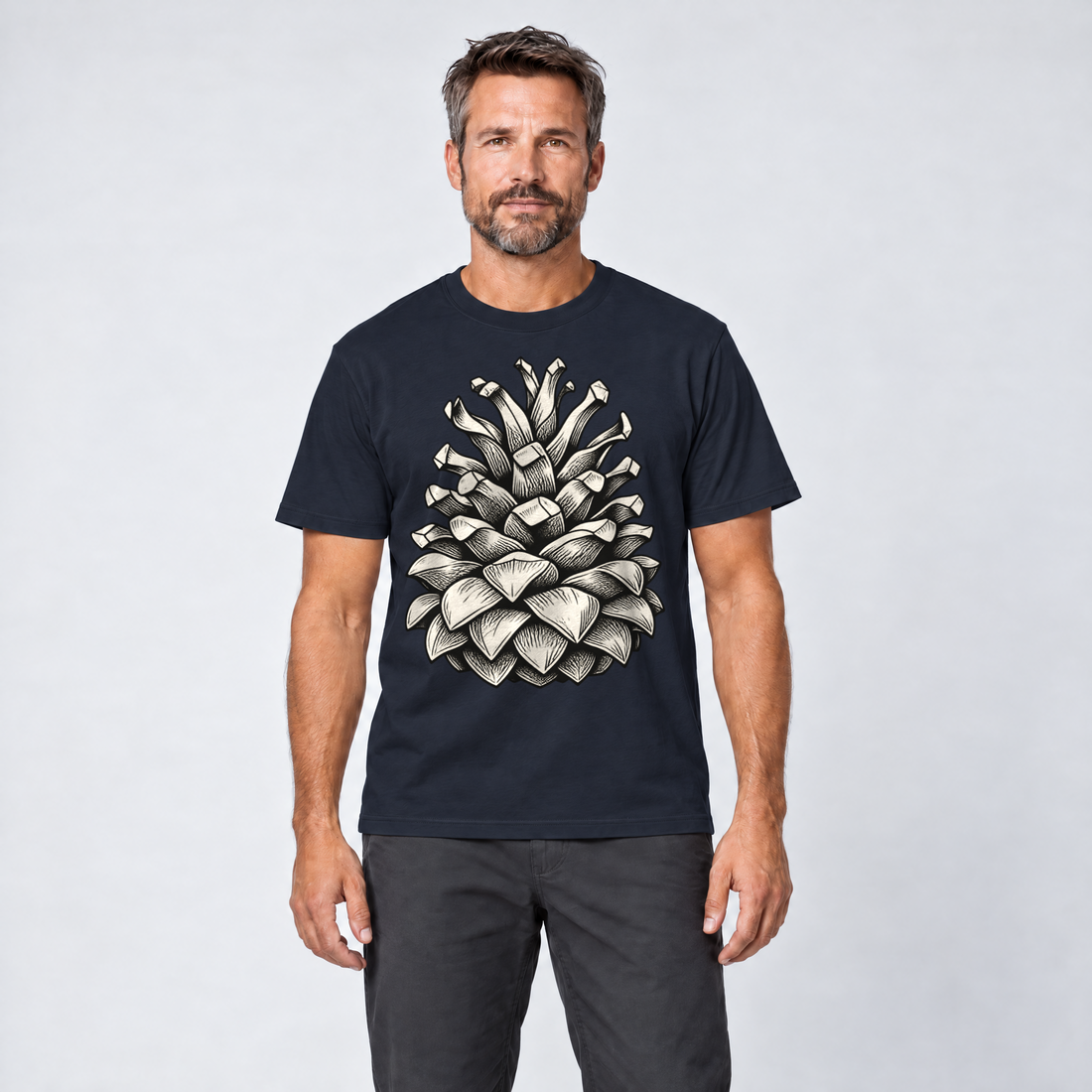 Mann trägt Kiefernzapfen – T-Shirt Unisex in Navy, Ansicht von vorn