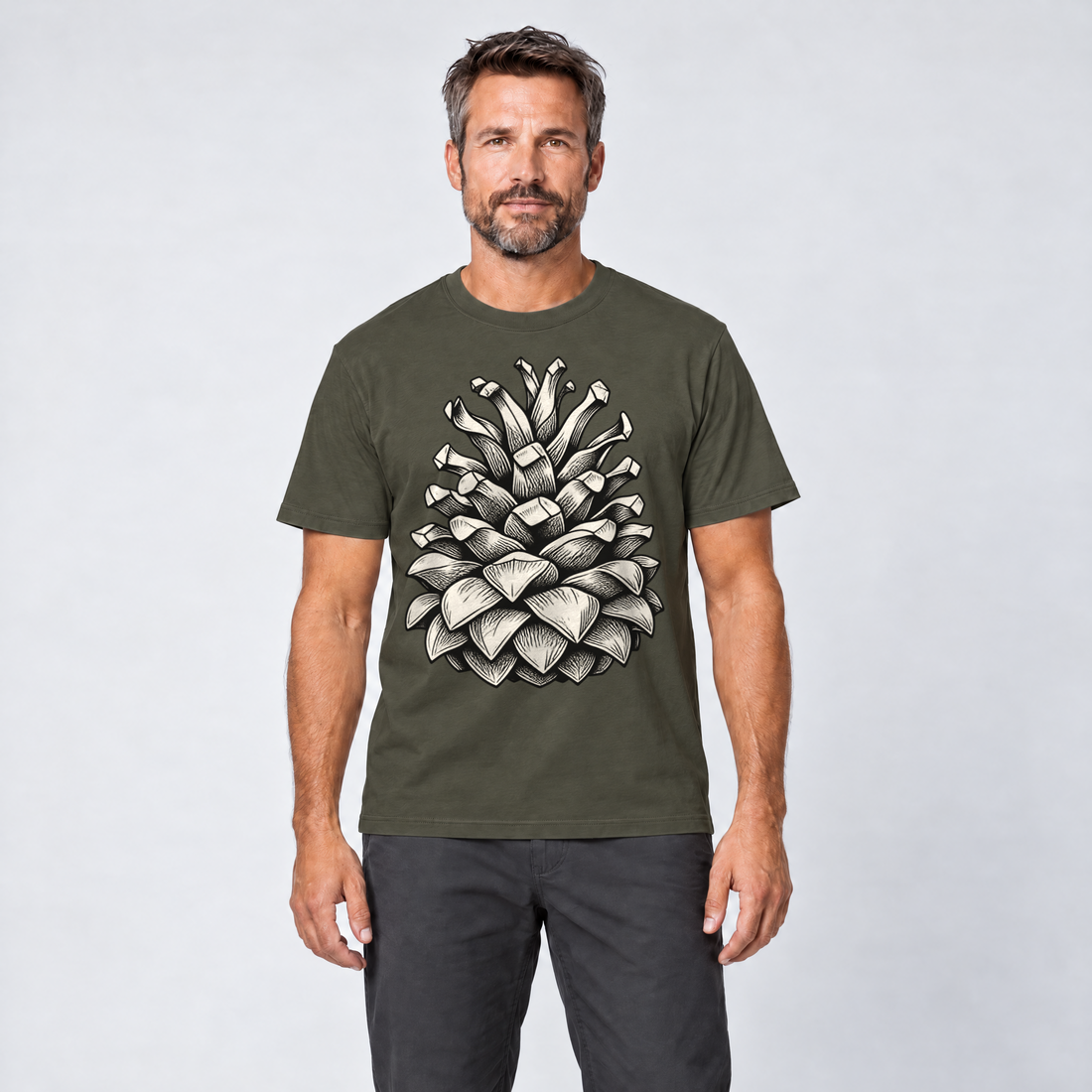 Mann trägt Kiefernzapfen – T-Shirt Unisex in Oliv, Ansicht von vorn