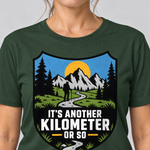 Nahaufnahme des Drucks: Another Kilometer or So – T-Shirt Unisex in Flaschengrün, von einer Frau getragen