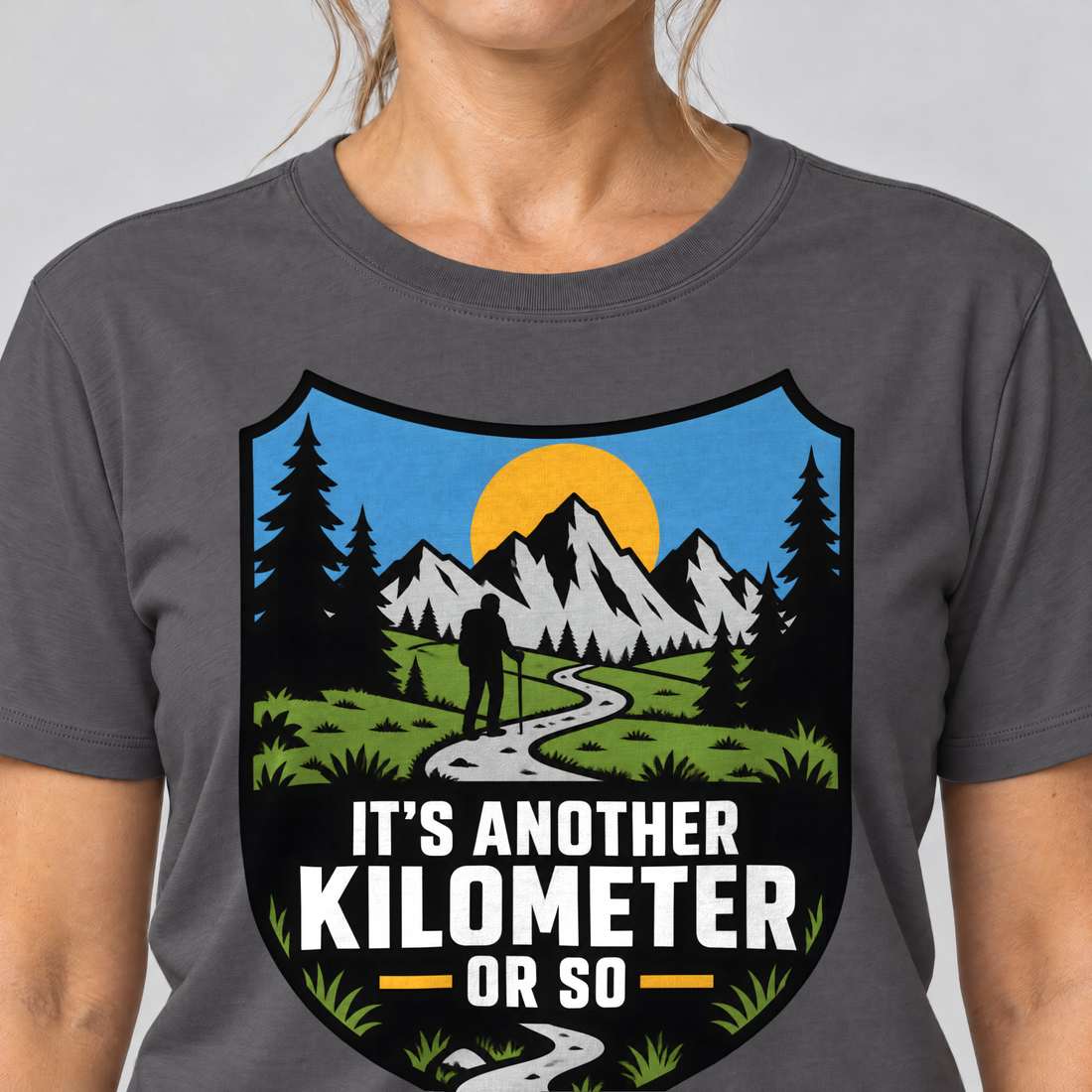 Nahaufnahme des Drucks: Another Kilometer or So – T-Shirt Unisex in Dunkelgrau, von einer Frau getragen