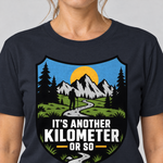 Nahaufnahme des Drucks: Another Kilometer or So – T-Shirt Unisex in Navy, von einer Frau getragen