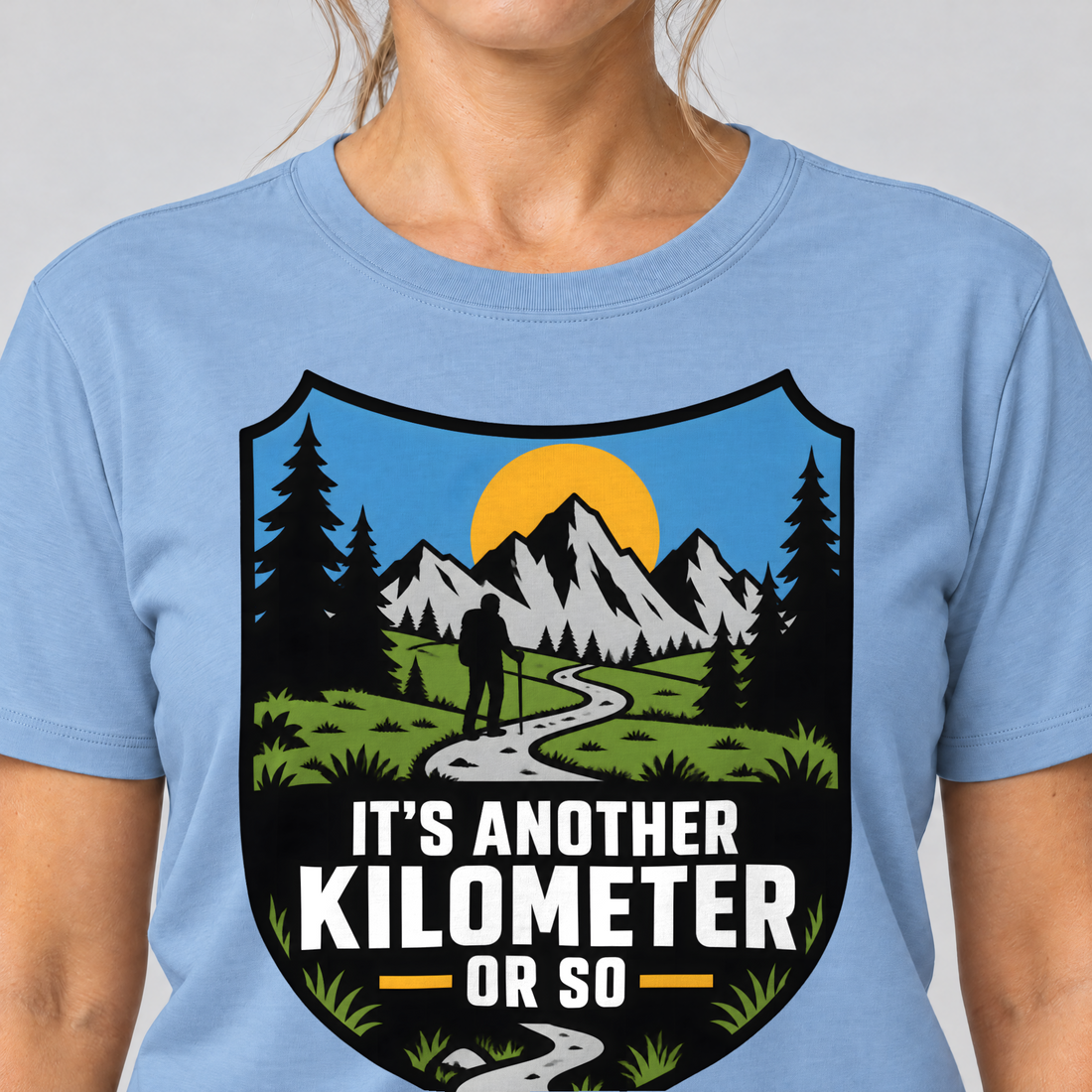 Nahaufnahme des Drucks: Another Kilometer or So – T-Shirt Unisex in Himmelblau, von einer Frau getragen