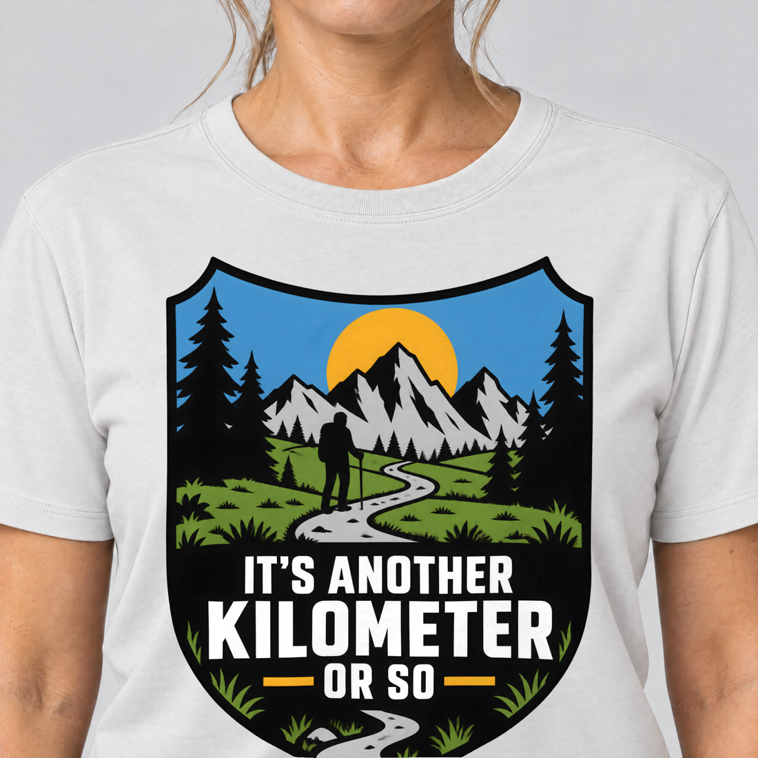 Nahaufnahme des Drucks: Another Kilometer or So – T-Shirt Unisex in Weiß, von einer Frau getragen