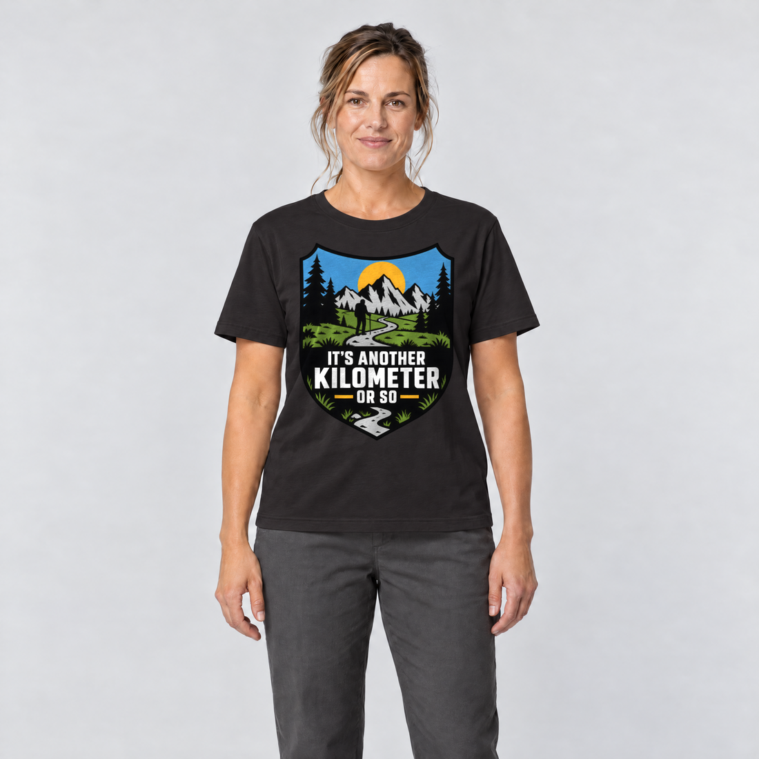 Frau trägt Another Kilometer or So – T-Shirt Unisex in Schwarz, Ansicht von vorn