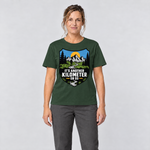 Frau trägt Another Kilometer or So – T-Shirt Unisex in Flaschengrün, Ansicht von vorn