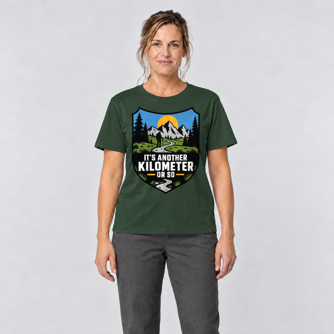 Frau trägt Another Kilometer or So – T-Shirt Unisex in Flaschengrün, Ansicht von vorn