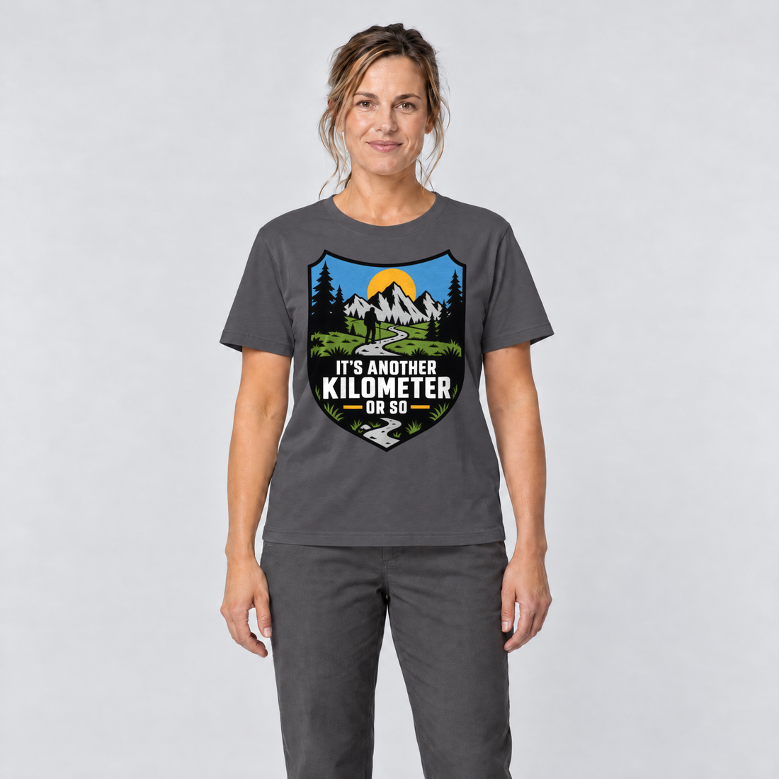 Frau trägt Another Kilometer or So – T-Shirt Unisex in Dunkelgrau, Ansicht von vorn