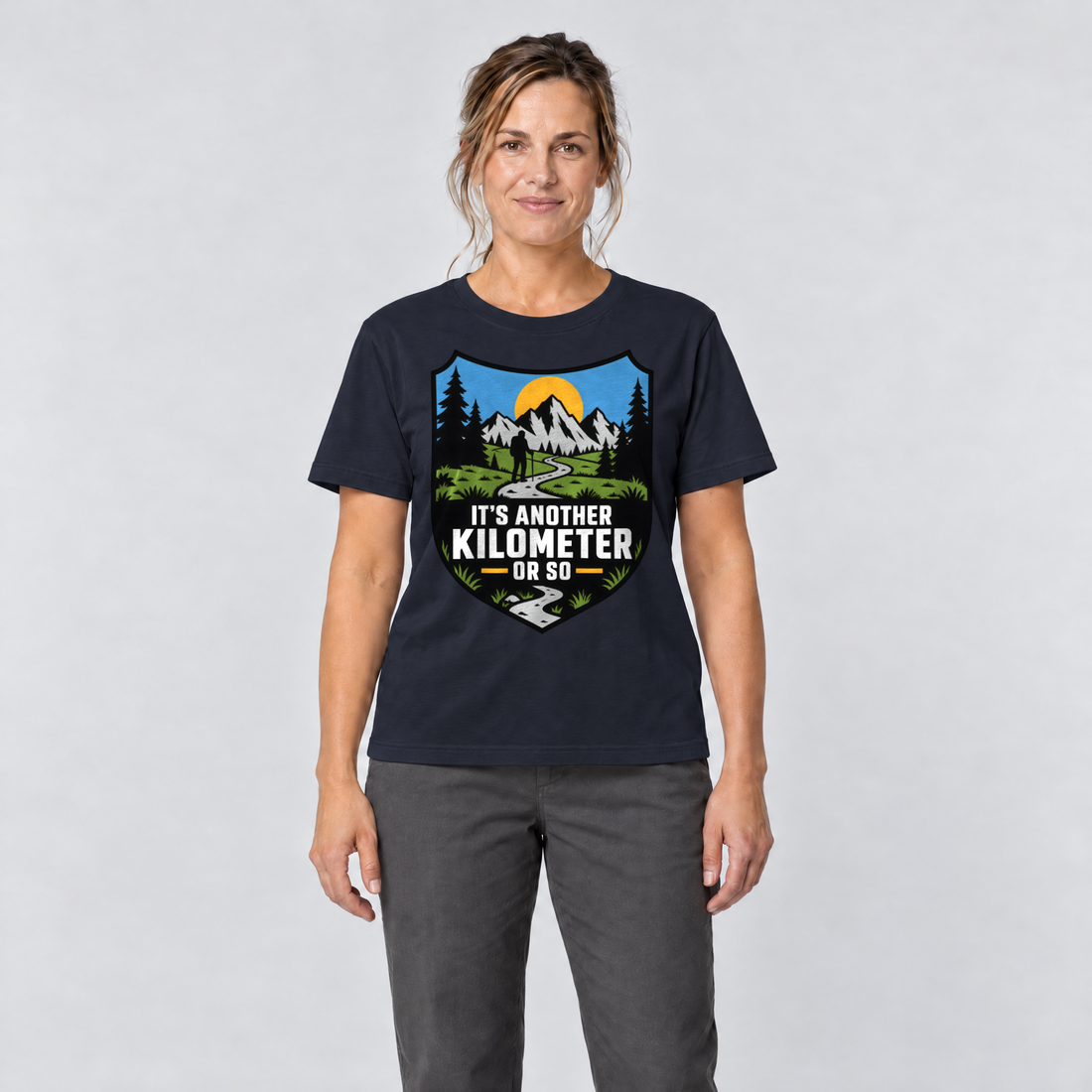 Frau trägt Another Kilometer or So – T-Shirt Unisex in Navy, Ansicht von vorn