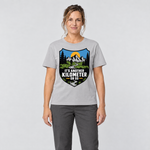 Frau trägt Another Kilometer or So – T-Shirt Unisex in Hellgrau, Ansicht von vorn