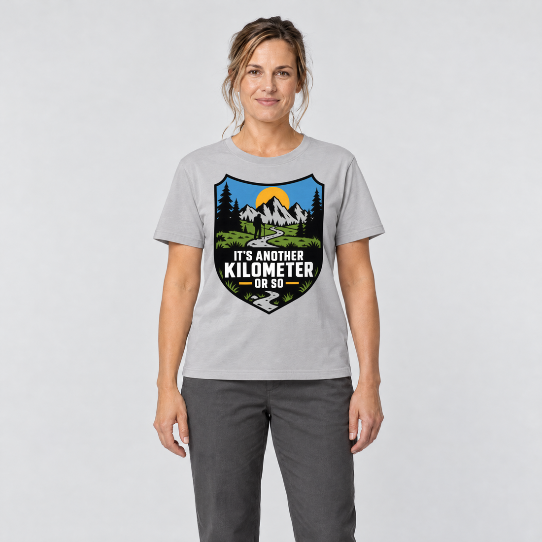 Frau trägt Another Kilometer or So – T-Shirt Unisex in Hellgrau, Ansicht von vorn