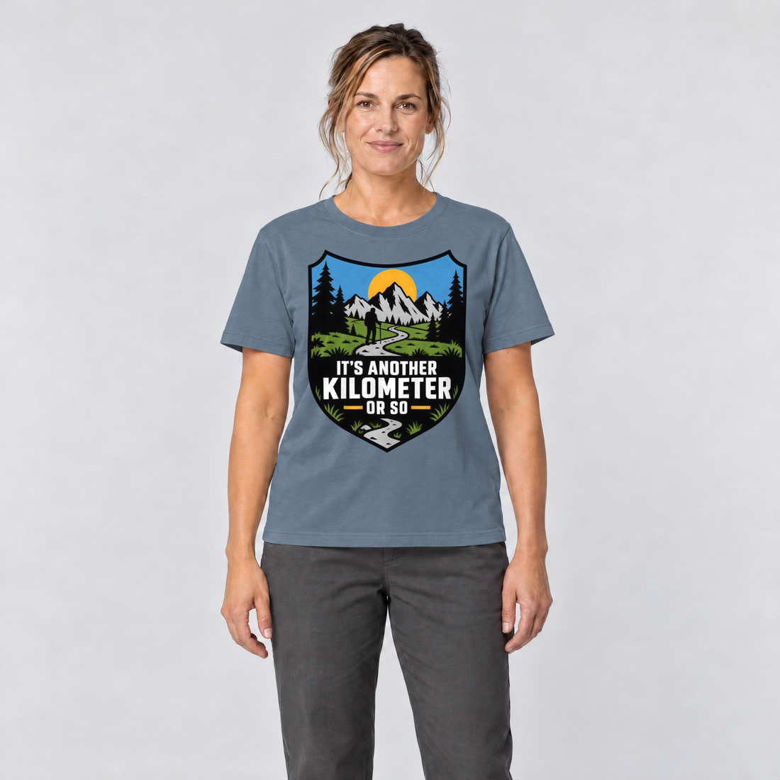 Frau trägt Another Kilometer or So – T-Shirt Unisex in Steinblau, Ansicht von vorn