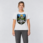 Frau trägt Another Kilometer or So – T-Shirt Unisex in Weiß, Ansicht von vorn