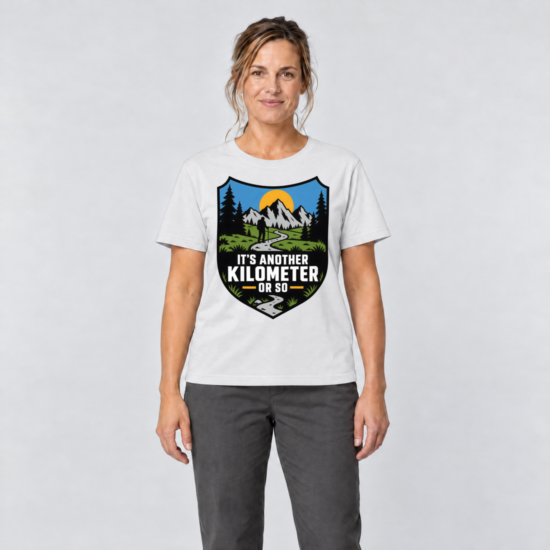 Frau trägt Another Kilometer or So – T-Shirt Unisex in Weiß, Ansicht von vorn
