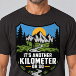 Nahaufnahme des Drucks: Another Kilometer or So – T-Shirt Unisex in Schwarz, von einem Mann getragen