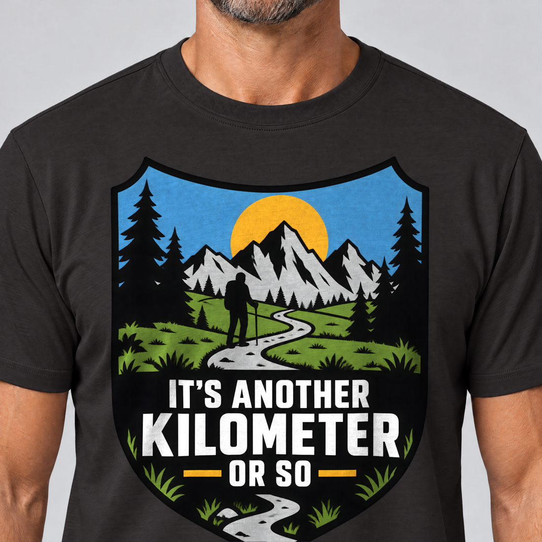 Nahaufnahme des Drucks: Another Kilometer or So – T-Shirt Unisex in Schwarz, von einem Mann getragen
