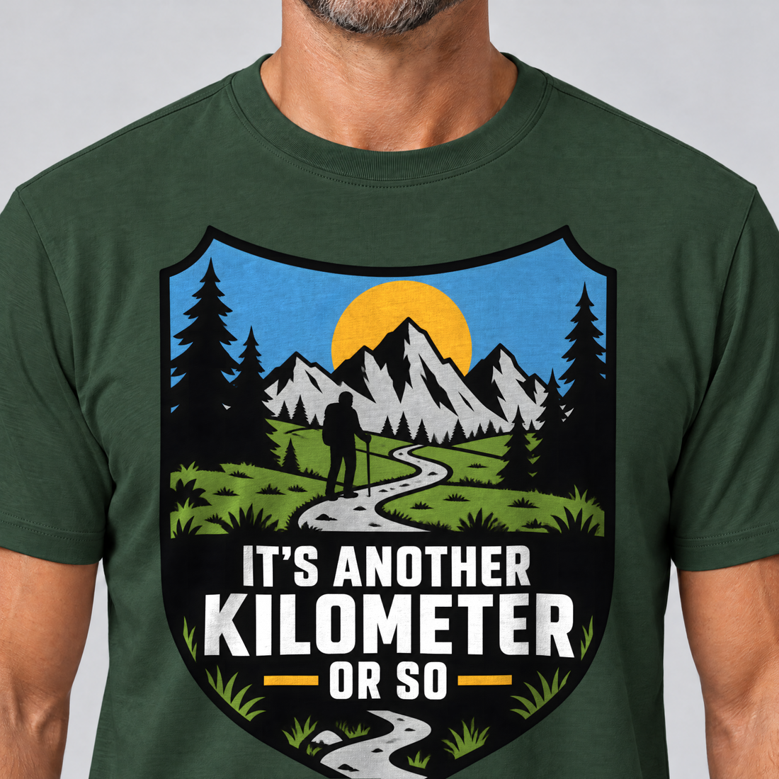 Nahaufnahme des Drucks: Another Kilometer or So – T-Shirt Unisex in Flaschengrün, von einem Mann getragen