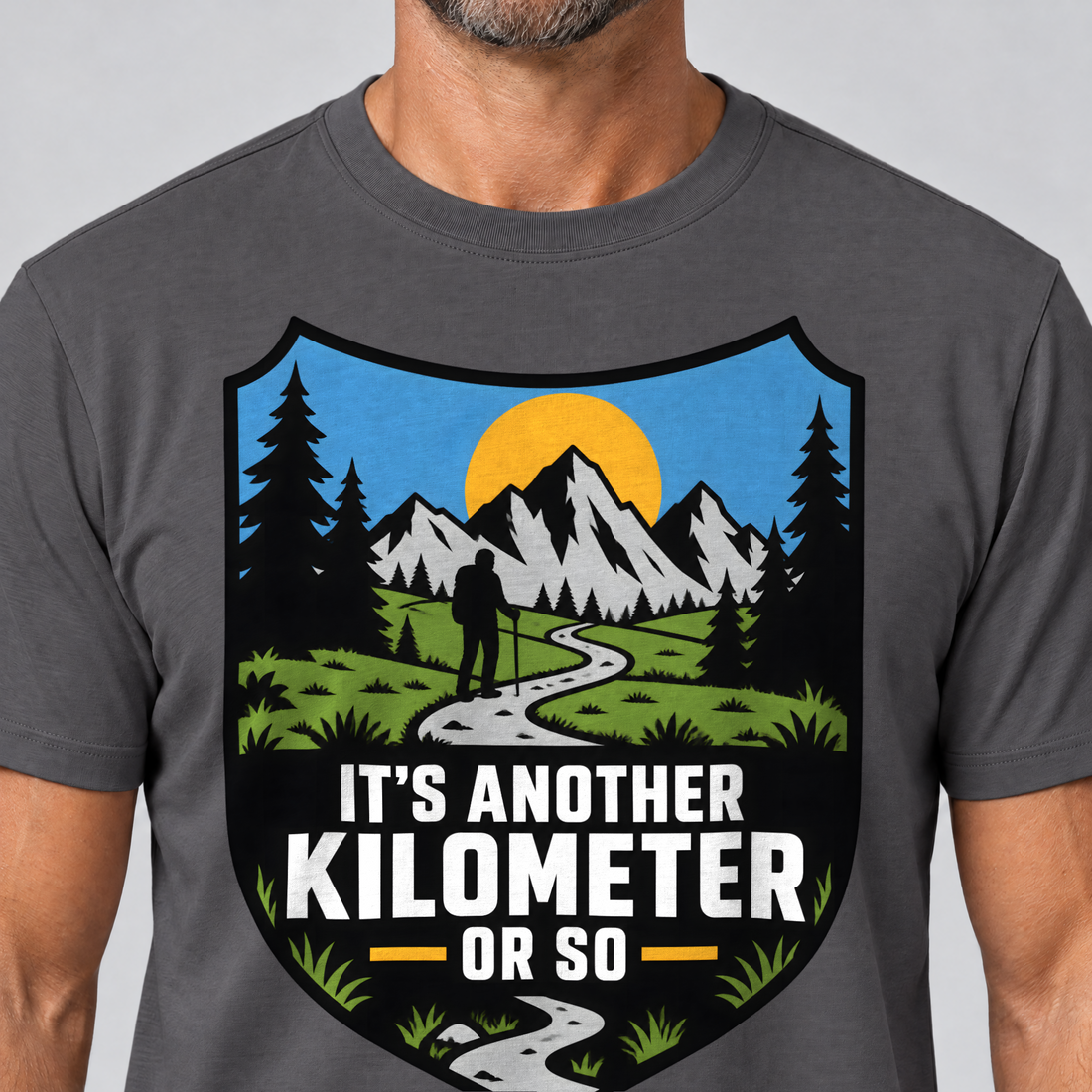 Nahaufnahme des Drucks: Another Kilometer or So – T-Shirt Unisex in Dunkelgrau, von einem Mann getragen
