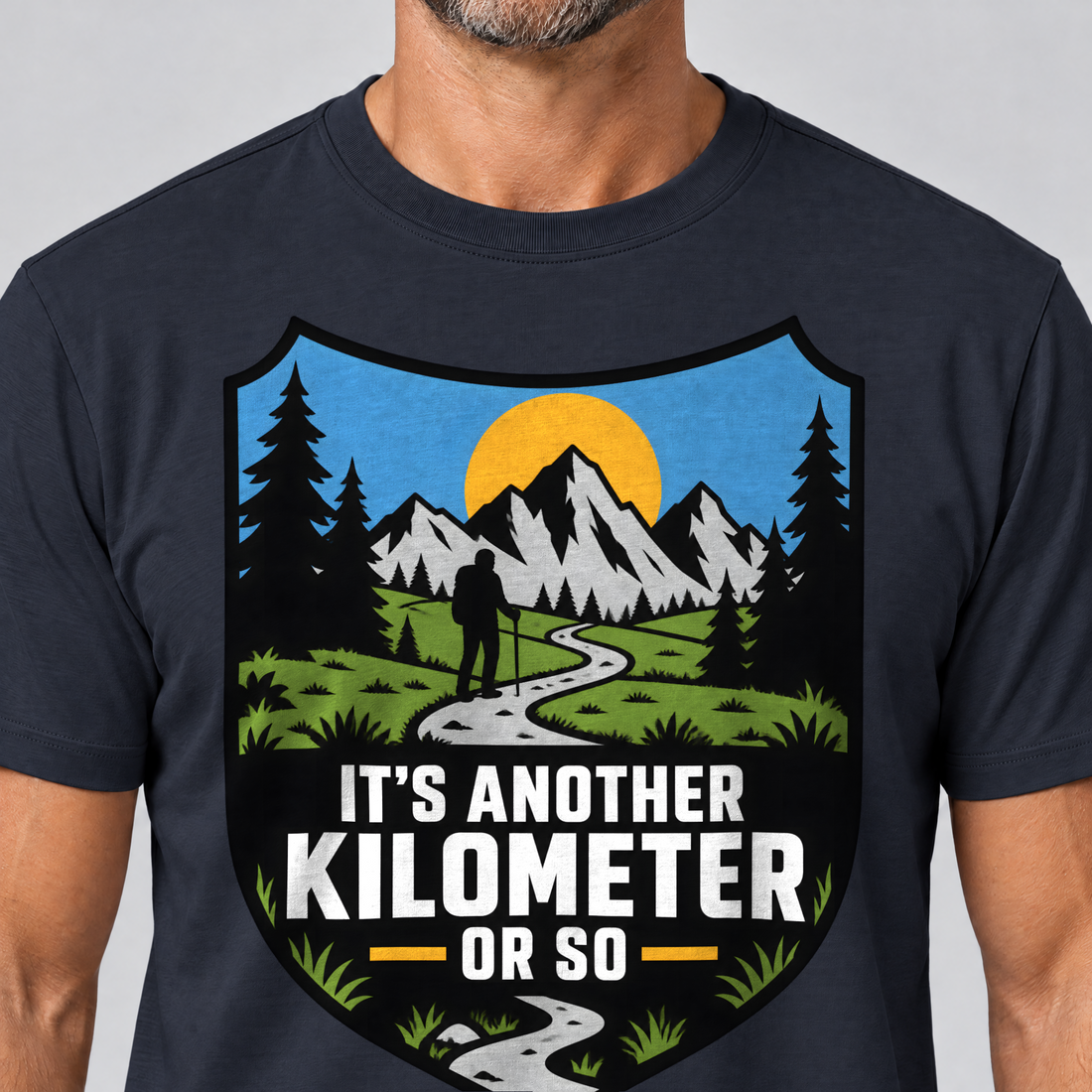 Nahaufnahme des Drucks: Another Kilometer or So – T-Shirt Unisex in Navy, von einem Mann getragen