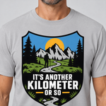 Nahaufnahme des Drucks: Another Kilometer or So – T-Shirt Unisex in Hellgrau, von einem Mann getragen