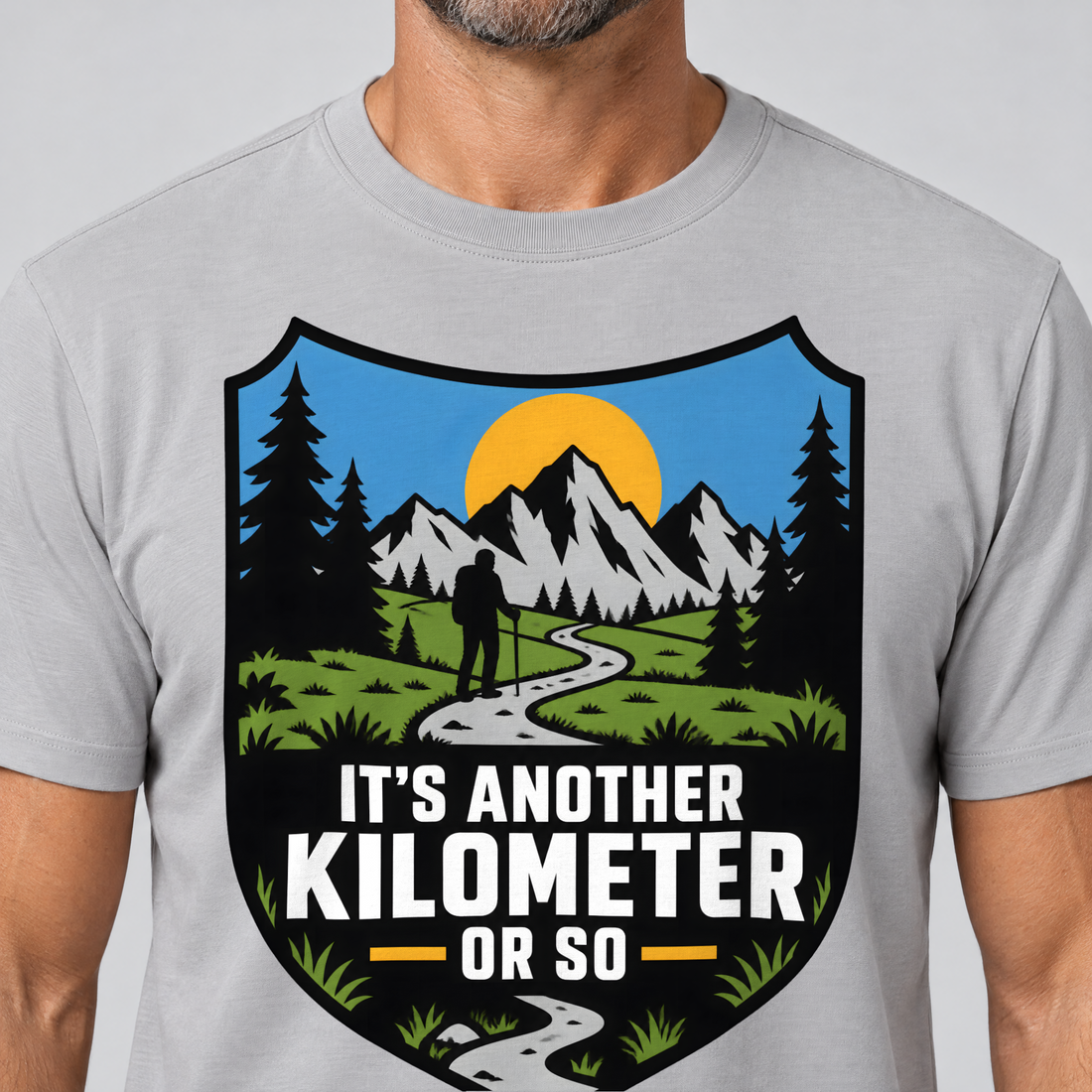 Nahaufnahme des Drucks: Another Kilometer or So – T-Shirt Unisex in Hellgrau, von einem Mann getragen