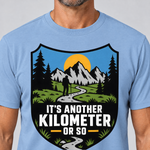 Nahaufnahme des Drucks: Another Kilometer or So – T-Shirt Unisex in Himmelblau, von einem Mann getragen