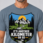Nahaufnahme des Drucks: Another Kilometer or So – T-Shirt Unisex in Steinblau, von einem Mann getragen