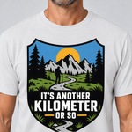 Nahaufnahme des Drucks: Another Kilometer or So – T-Shirt Unisex in Weiß, von einem Mann getragen