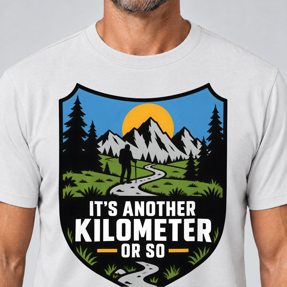 Nahaufnahme des Drucks: Another Kilometer or So – T-Shirt Unisex in Weiß, von einem Mann getragen
