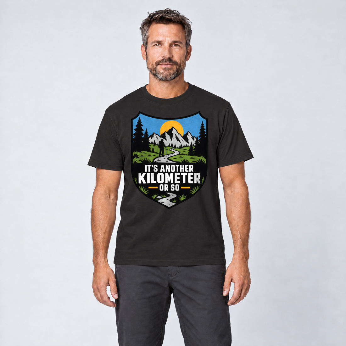 Mann trägt Another Kilometer or So – T-Shirt Unisex in Schwarz, Ansicht von vorn