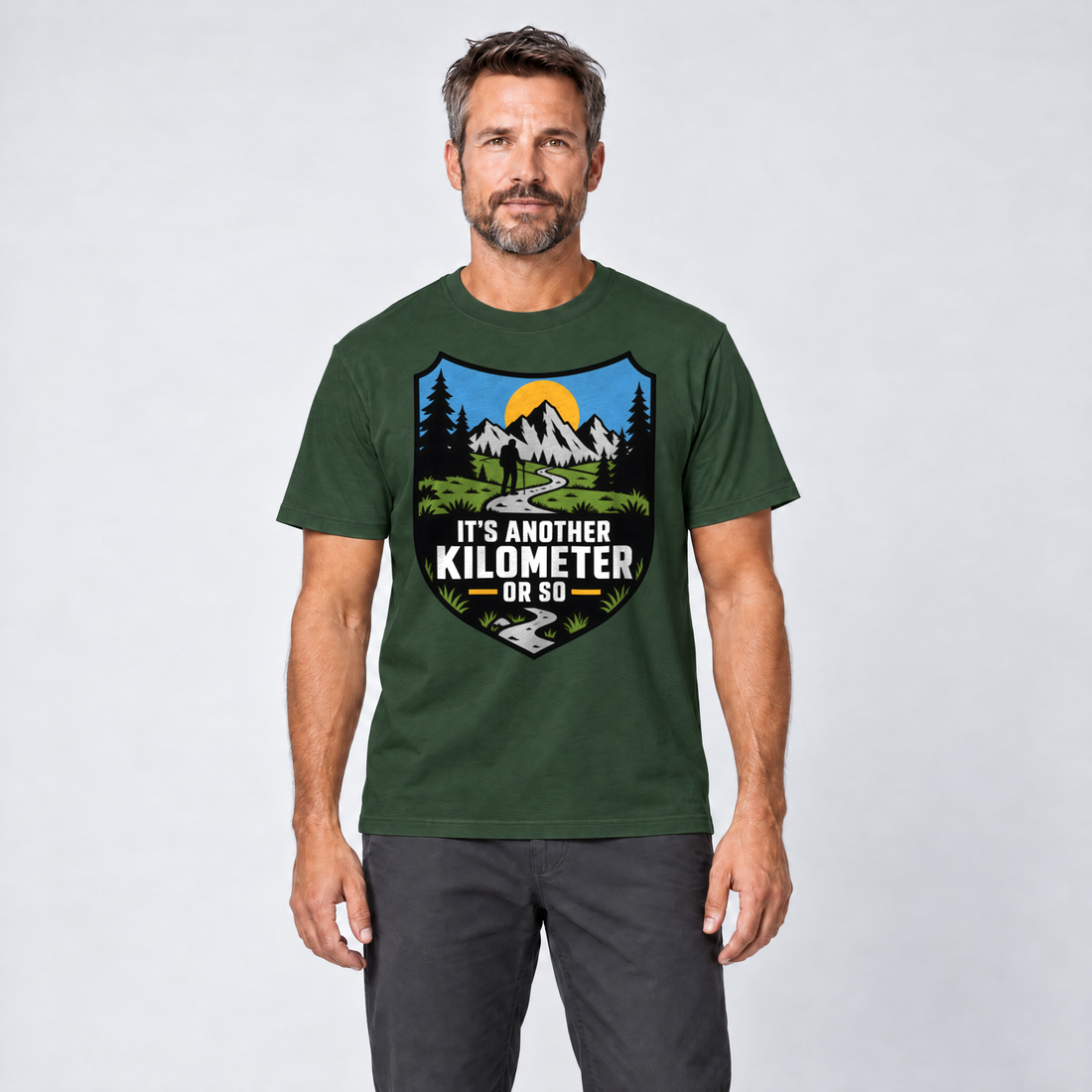 Mann trägt Another Kilometer or So – T-Shirt Unisex in Flaschengrün, Ansicht von vorn
