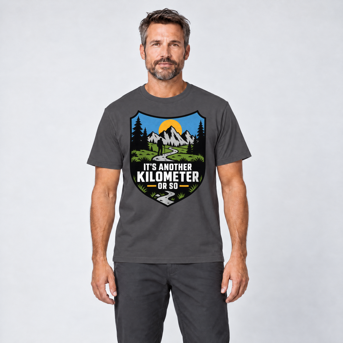 Mann trägt Another Kilometer or So – T-Shirt Unisex in Dunkelgrau, Ansicht von vorn