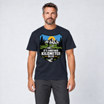 Mann trägt Another Kilometer or So – T-Shirt Unisex in Navy, Ansicht von vorn