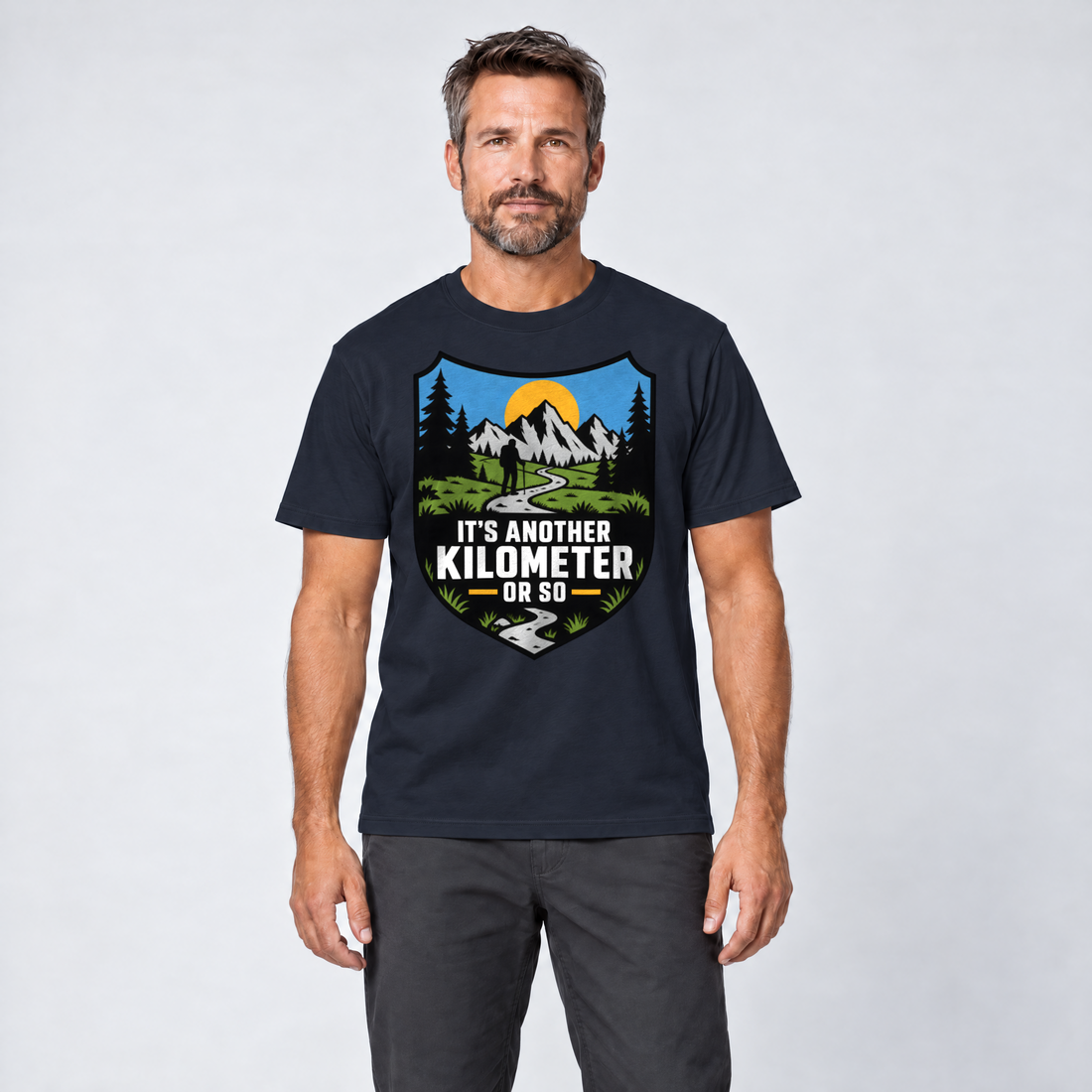 Mann trägt Another Kilometer or So – T-Shirt Unisex in Navy, Ansicht von vorn
