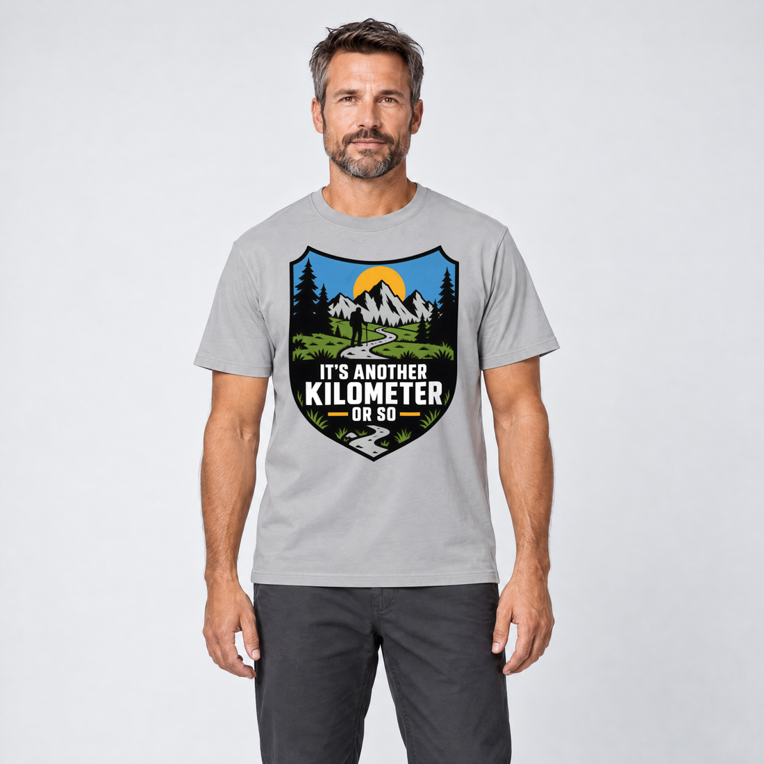 Mann trägt Another Kilometer or So – T-Shirt Unisex in Hellgrau, Ansicht von vorn